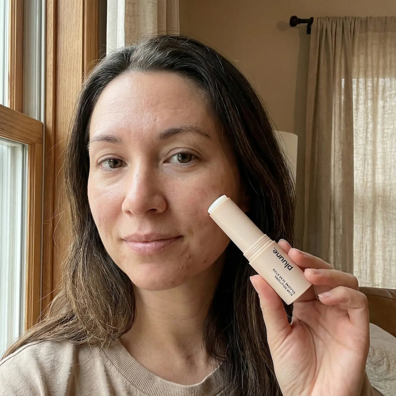 Alicia holding the Pluune scar stick